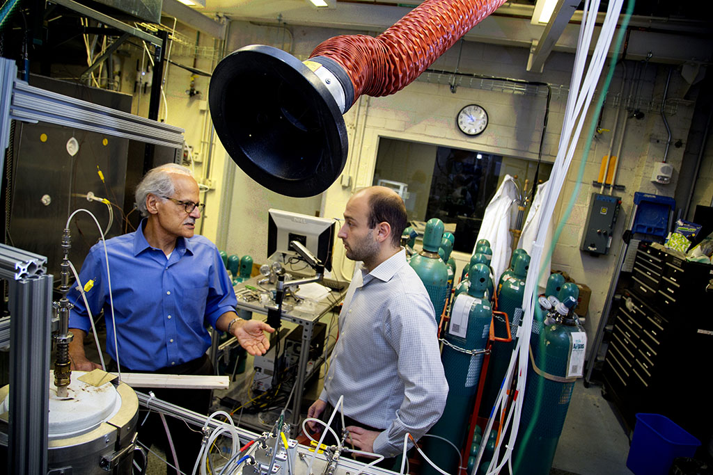 Ahmed Ghoniem with a student in a lab